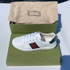 Boys Gucci shoe size 31 (13) never worn.